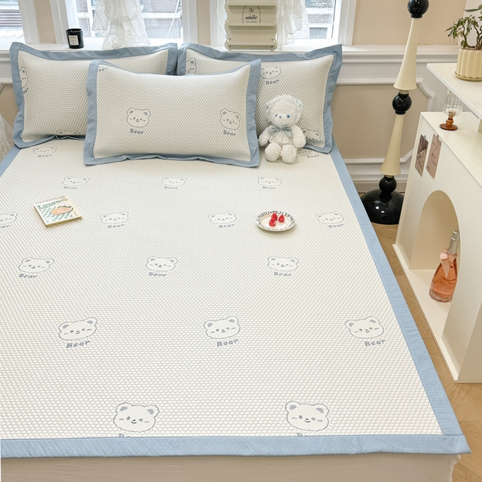91家纺网 家纺一手货源 找家纺 全季家居 2025新款A类乙纶PE小动物系列凉豆豆席凉席席子 小熊-天蓝-床席款