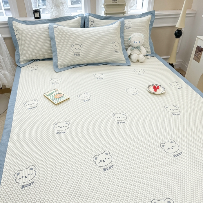 91家纺网 家纺一手货源 找家纺 全季家居 2025新款A类乙纶PE小动物系列凉豆豆席凉席席子 小熊-天蓝-床席款