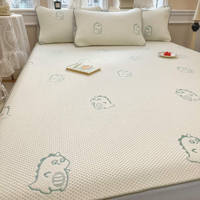 91家纺网 家纺一手货源 找家纺 全季家居 2025新款A类乙纶PE小动物系列凉豆豆席凉席席子 小恐龙-水绿-床笠款