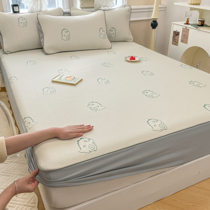 91家纺网 家纺一手货源 找家纺 全季家居 2025新款A类乙纶PE小动物系列凉豆豆席凉席席子 小恐龙-水绿-床笠款