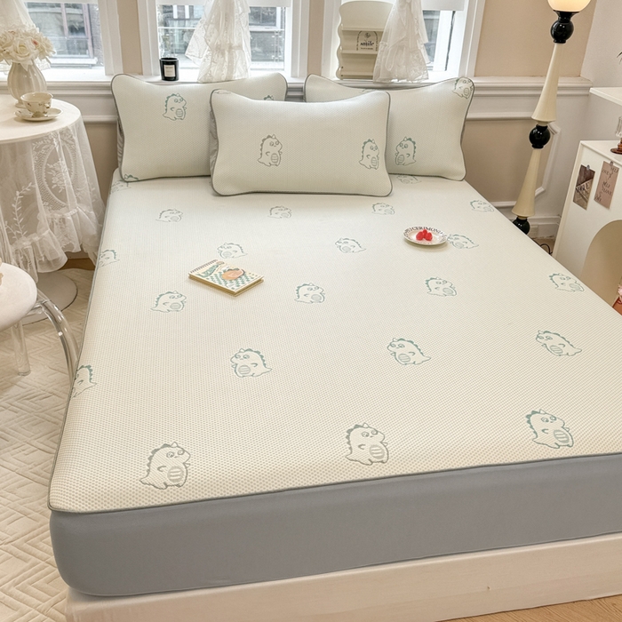 91家纺网 家纺一手货源 找家纺 全季家居 2025新款A类乙纶PE小动物系列凉豆豆席凉席席子 小恐龙-水绿-床笠款