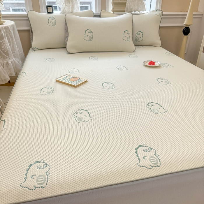 91家纺网 家纺一手货源 找家纺 全季家居 2025新款A类乙纶PE小动物系列凉豆豆席凉席席子 小恐龙-水绿-床笠款