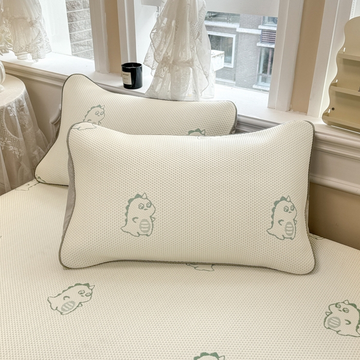 91家纺网 家纺一手货源 找家纺 全季家居 2025新款A类乙纶PE小动物系列凉豆豆席凉席席子 小恐龙-水绿-床笠款