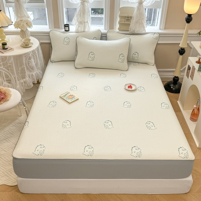 91家纺网 家纺一手货源 找家纺 全季家居 2025新款A类乙纶PE小动物系列凉豆豆席凉席席子 小恐龙-水绿-床笠款