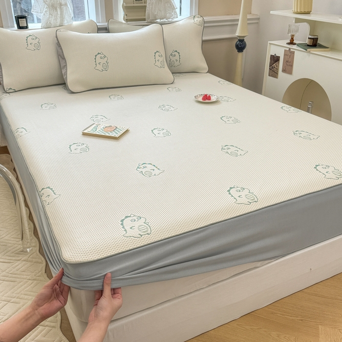 91家纺网 家纺一手货源 找家纺 全季家居 2025新款A类乙纶PE小动物系列凉豆豆席凉席席子 小恐龙-水绿-床笠款