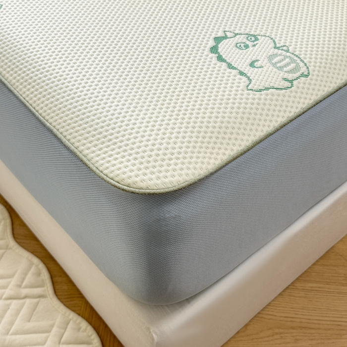 91家纺网 家纺一手货源 找家纺 全季家居 2025新款A类乙纶PE小动物系列凉豆豆席凉席席子 小恐龙-水绿-床笠款