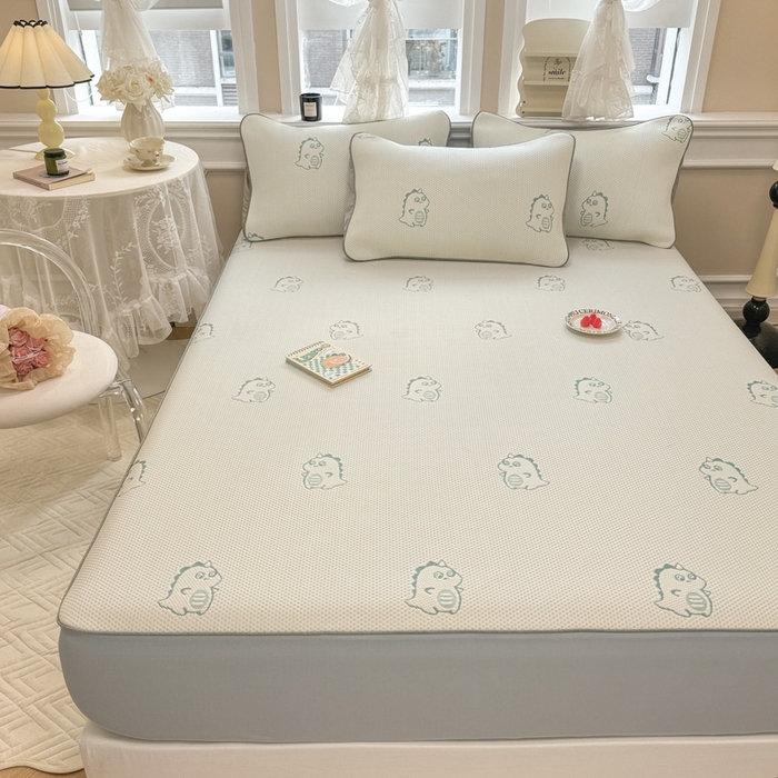 91家纺网 家纺一手货源 找家纺 全季家居 2025新款A类乙纶PE小动物系列凉豆豆席凉席席子 小恐龙-水绿-床笠款