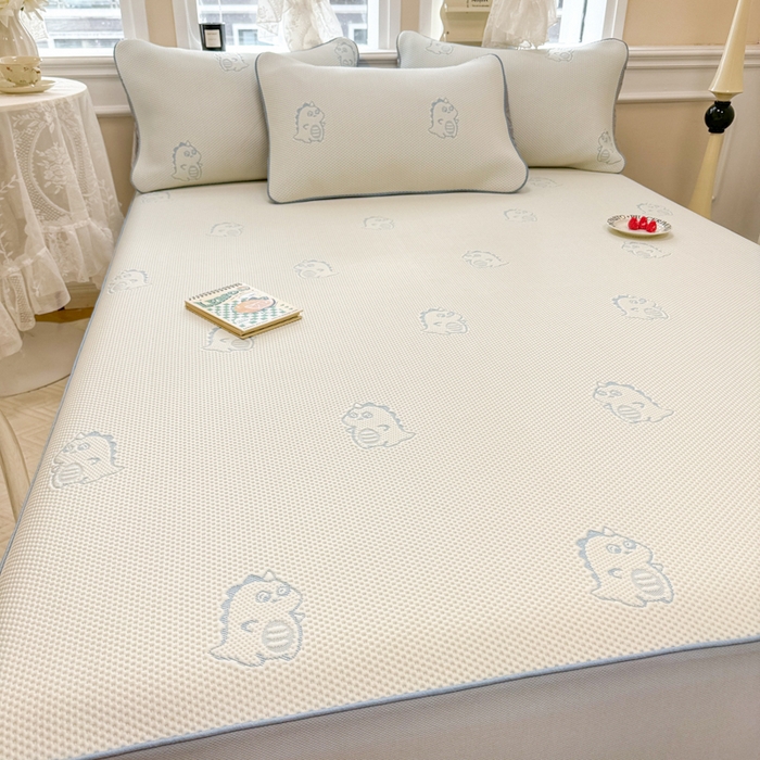 91家纺网 家纺一手货源 找家纺 全季家居 2025新款A类乙纶PE小动物系列凉豆豆席凉席席子 小恐龙-天蓝-床笠款