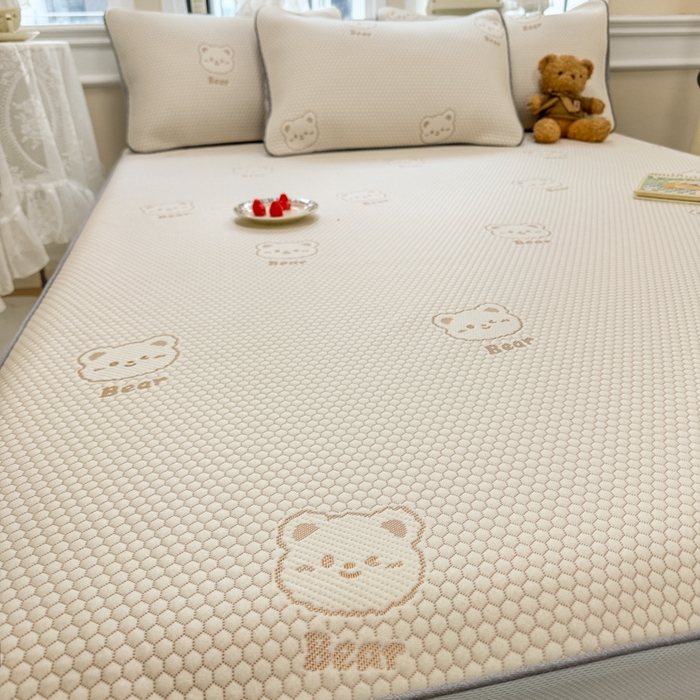 91家纺网 家纺一手货源 找家纺 全季家居 2025新款A类乙纶PE小动物系列凉豆豆席凉席席子 小熊-卡其-床笠款