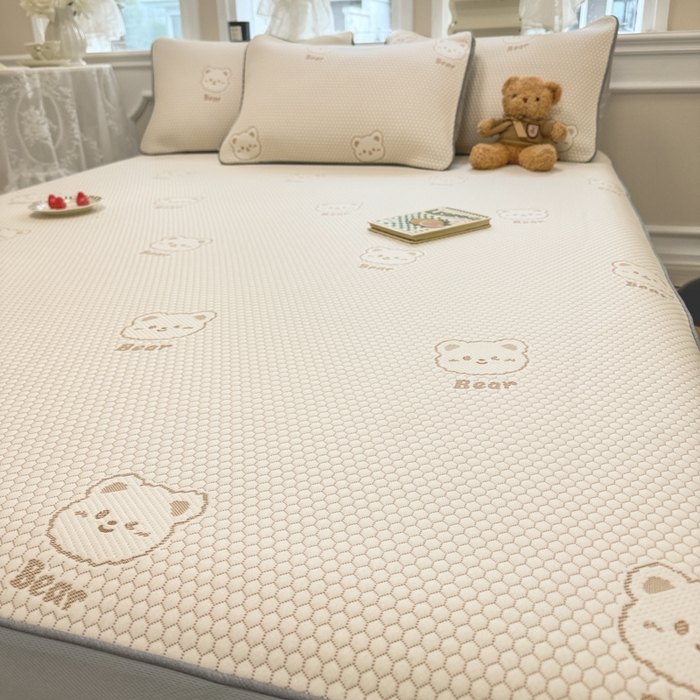 91家纺网 家纺一手货源 找家纺 全季家居 2025新款A类乙纶PE小动物系列凉豆豆席凉席席子 小熊-卡其-床笠款