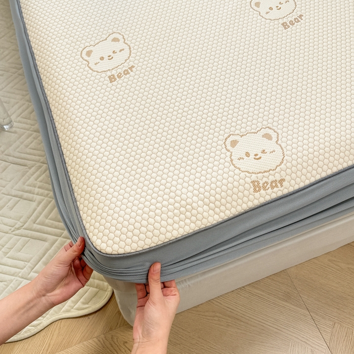 91家纺网 家纺一手货源 找家纺 全季家居 2025新款A类乙纶PE小动物系列凉豆豆席凉席席子 小熊-卡其-床笠款