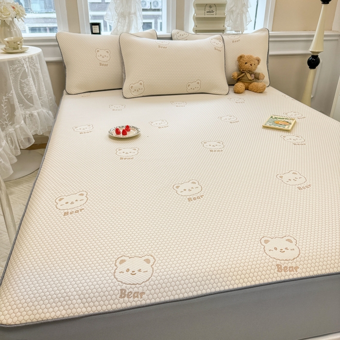 91家纺网 家纺一手货源 找家纺 全季家居 2025新款A类乙纶PE小动物系列凉豆豆席凉席席子 小熊-卡其-床笠款