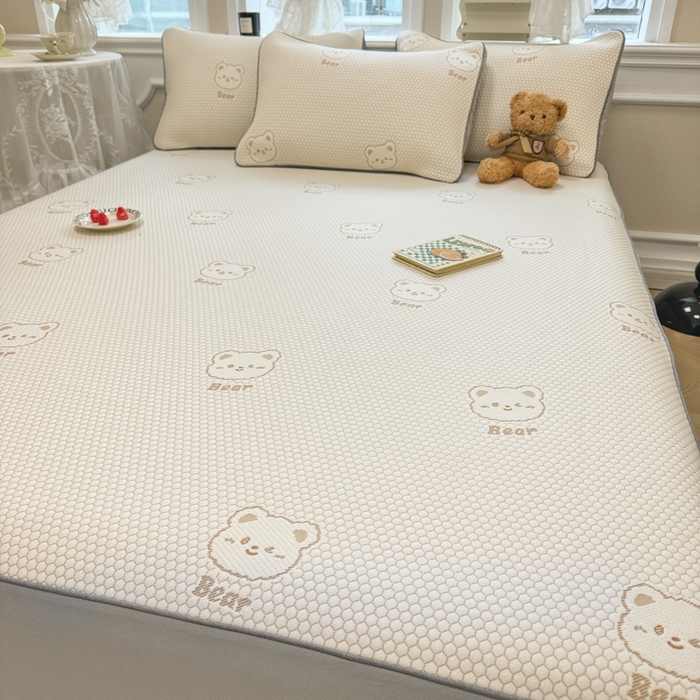 91家纺网 家纺一手货源 找家纺 全季家居 2025新款A类乙纶PE小动物系列凉豆豆席凉席席子 小熊-卡其-床笠款