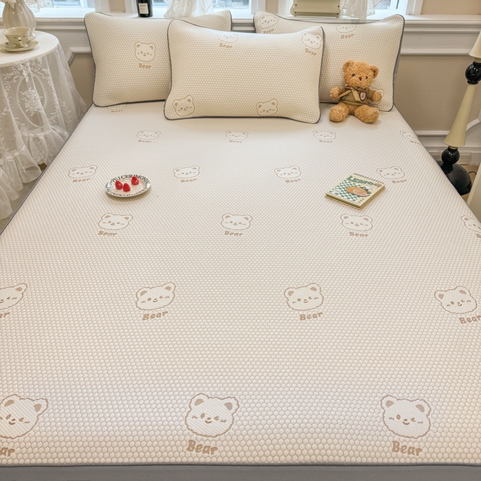 91家纺网 家纺一手货源 找家纺 全季家居 2025新款A类乙纶PE小动物系列凉豆豆席凉席席子 小熊-卡其-床笠款