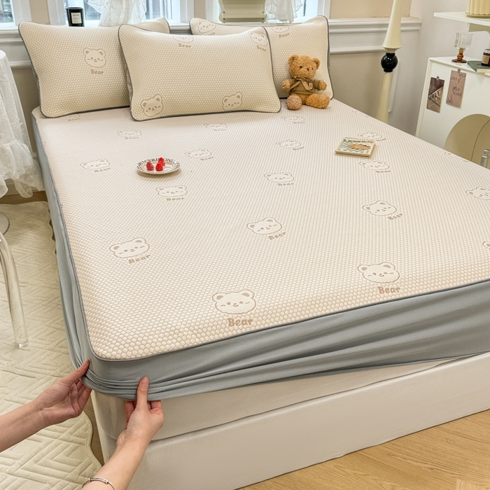 91家纺网 家纺一手货源 找家纺 全季家居 2025新款A类乙纶PE小动物系列凉豆豆席凉席席子 小熊-卡其-床笠款