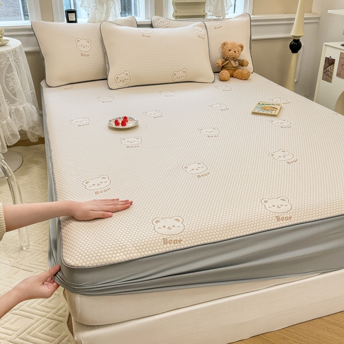 91家纺网 家纺一手货源 找家纺 全季家居 2025新款A类乙纶PE小动物系列凉豆豆席凉席席子 小熊-卡其-床笠款