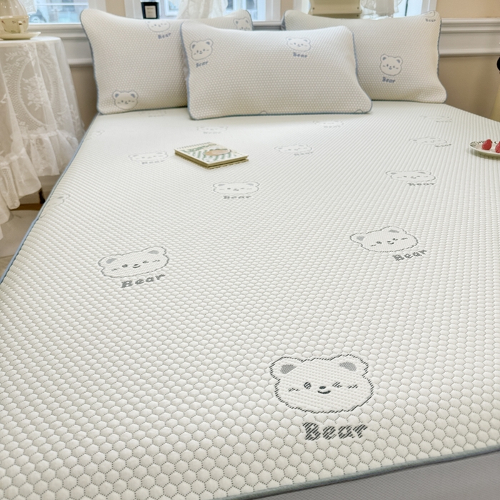 91家纺网 家纺一手货源 找家纺 全季家居 2025新款A类乙纶PE小动物系列凉豆豆席凉席席子 小熊-天蓝-床笠款