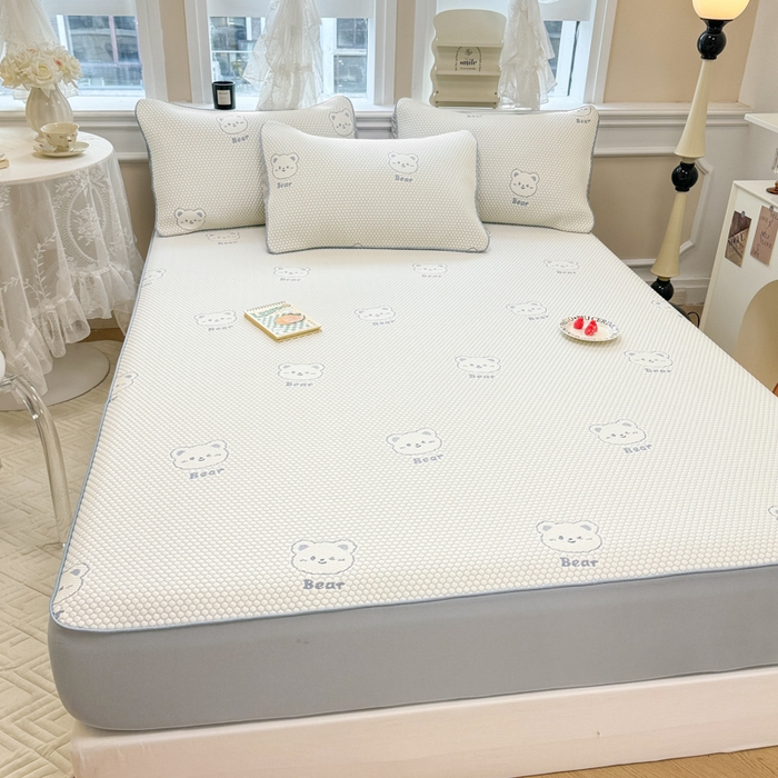 91家纺网 家纺一手货源 找家纺 全季家居 2025新款A类乙纶PE小动物系列凉豆豆席凉席席子 小熊-天蓝-床笠款