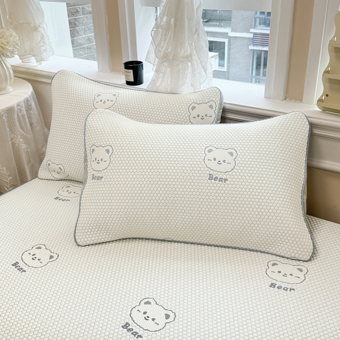 91家纺网 家纺一手货源 找家纺 全季家居 2025新款A类乙纶PE小动物系列凉豆豆席凉席席子 小熊-天蓝-床笠款