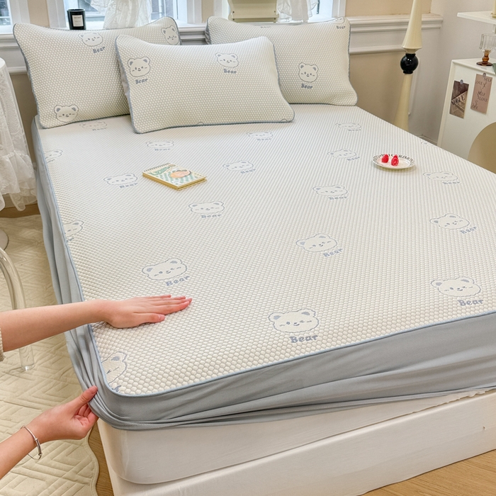 91家纺网 家纺一手货源 找家纺 全季家居 2025新款A类乙纶PE小动物系列凉豆豆席凉席席子 小熊-天蓝-床笠款