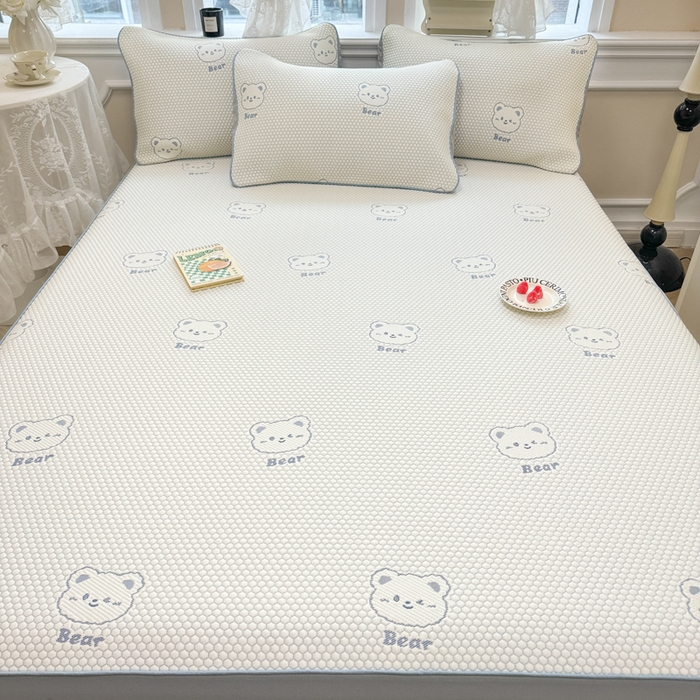 91家纺网 家纺一手货源 找家纺 全季家居 2025新款A类乙纶PE小动物系列凉豆豆席凉席席子 小熊-天蓝-床笠款