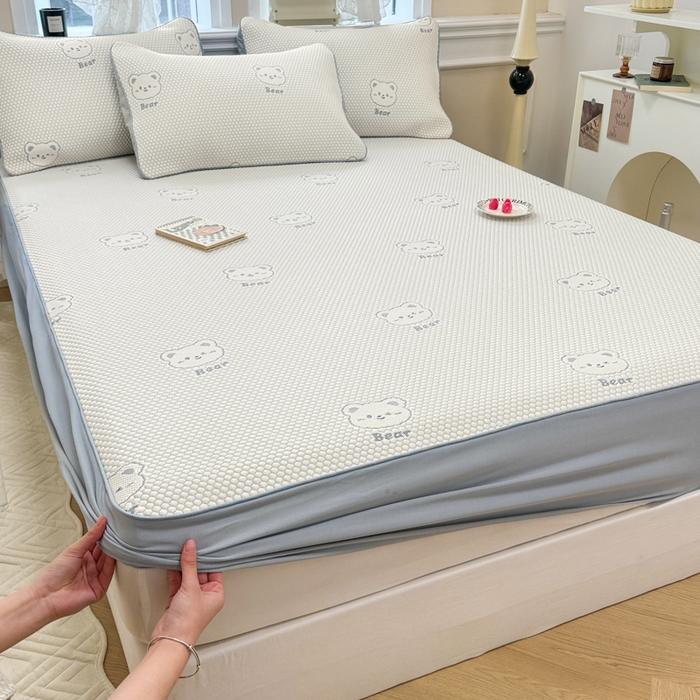 91家纺网 家纺一手货源 找家纺 全季家居 2025新款A类乙纶PE小动物系列凉豆豆席凉席席子 小熊-天蓝-床笠款