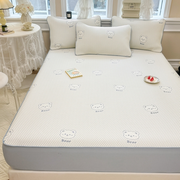 91家纺网 家纺一手货源 找家纺 全季家居 2025新款A类乙纶PE小动物系列凉豆豆席凉席席子 小熊-天蓝-床笠款