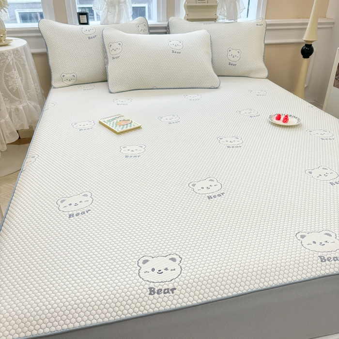 91家纺网 家纺一手货源 找家纺 全季家居 2025新款A类乙纶PE小动物系列凉豆豆席凉席席子 小熊-天蓝-床笠款