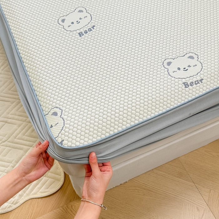 91家纺网 家纺一手货源 找家纺 全季家居 2025新款A类乙纶PE小动物系列凉豆豆席凉席席子 小熊-天蓝-床笠款