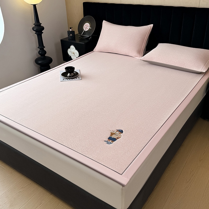 91家纺网 家纺一手货源 找家纺 （总）全季家居 2025新款5A乙纶全PE绅士熊系列凉感软凉席席子