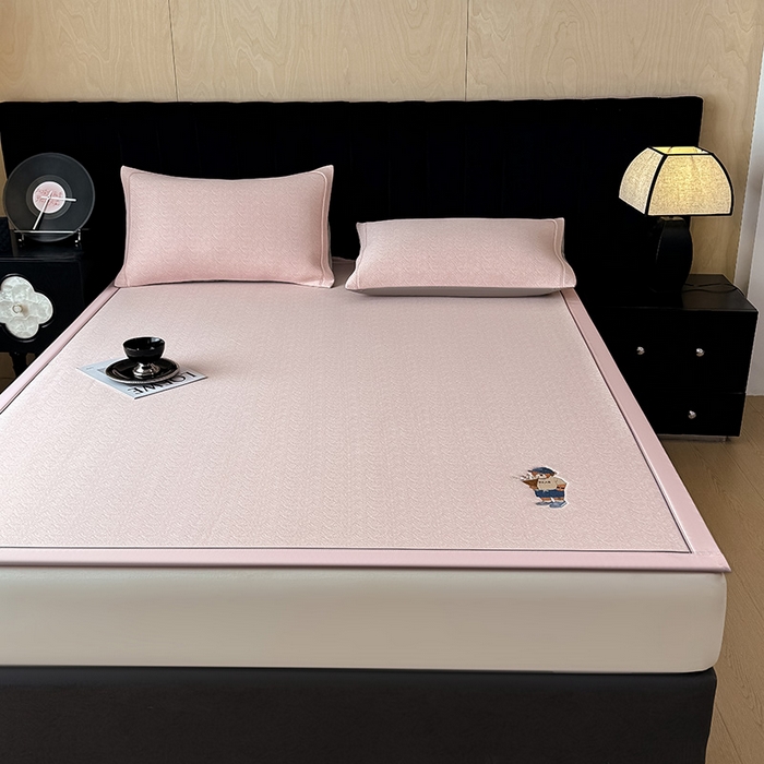 91家纺网 家纺一手货源 找家纺 （总）全季家居 2025新款5A乙纶全PE绅士熊系列凉感软凉席席子