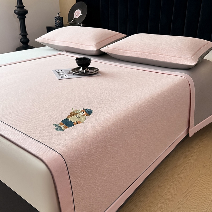 91家纺网 家纺一手货源 找家纺 （总）全季家居 2025新款5A乙纶全PE绅士熊系列凉感软凉席席子