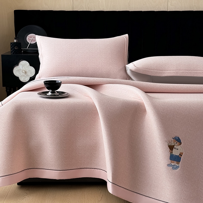 91家纺网 家纺一手货源 找家纺 （总）全季家居 2025新款5A乙纶全PE绅士熊系列凉感软凉席席子