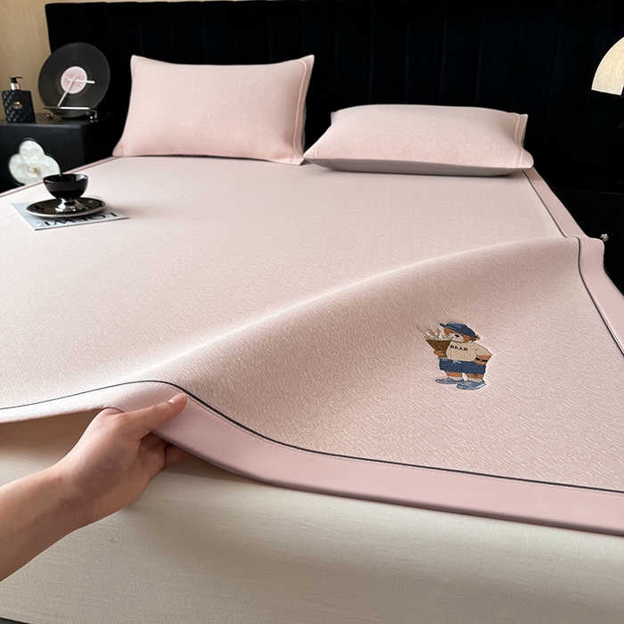 91家纺网 家纺一手货源 找家纺 （总）全季家居 2025新款5A乙纶全PE绅士熊系列凉感软凉席席子