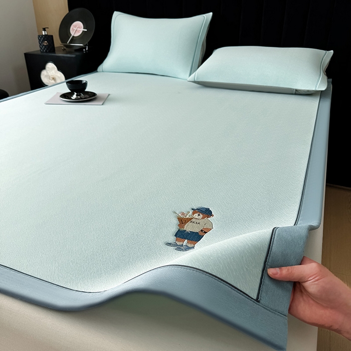 91家纺网 家纺一手货源 找家纺 （总）全季家居 2025新款5A乙纶全PE绅士熊系列凉感软凉席席子