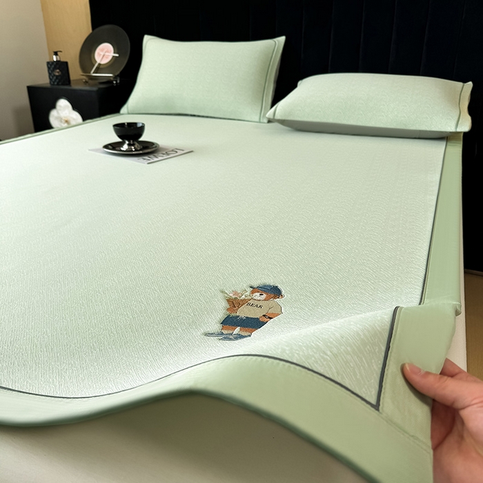 91家纺网 家纺一手货源 找家纺 （总）全季家居 2025新款5A乙纶全PE绅士熊系列凉感软凉席席子