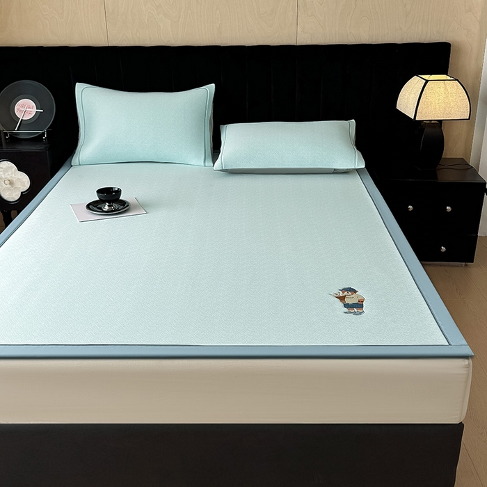 91家纺网 家纺一手货源 找家纺 全季家居 2025新款5A乙纶全PE绅士熊系列凉感软凉席席子 天蓝 床席