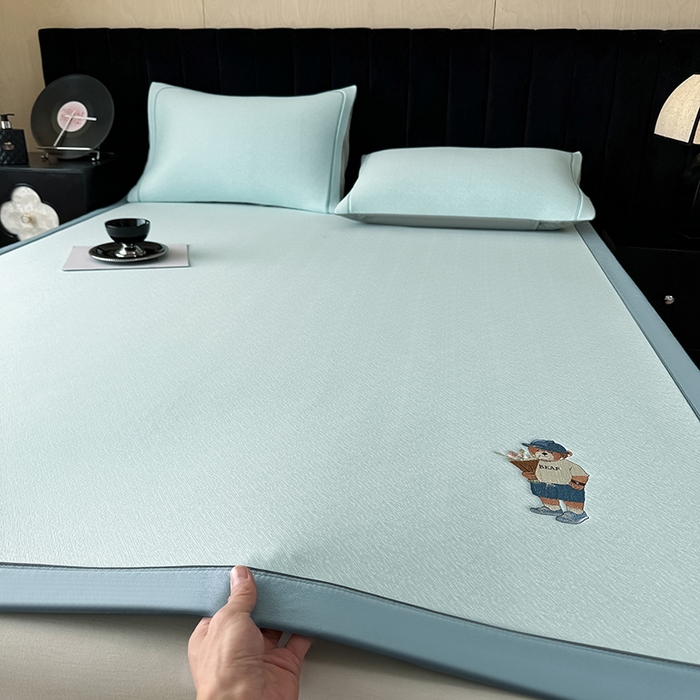 91家纺网 家纺一手货源 找家纺 全季家居 2025新款5A乙纶全PE绅士熊系列凉感软凉席席子 天蓝 床席