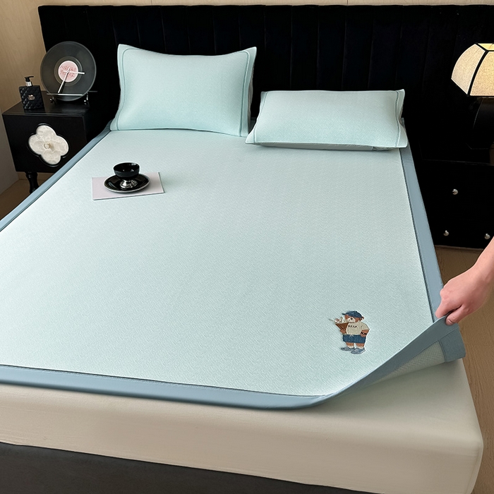 91家纺网 家纺一手货源 找家纺 全季家居 2025新款5A乙纶全PE绅士熊系列凉感软凉席席子 天蓝 床席