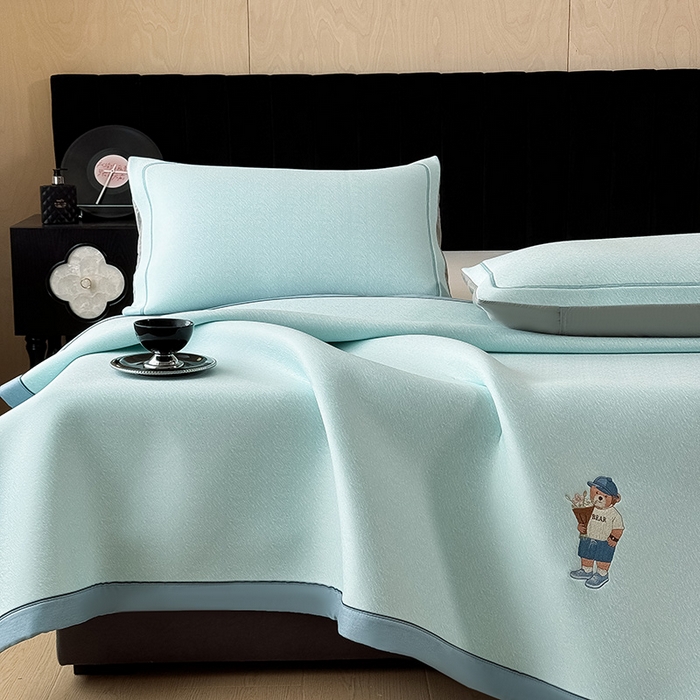 91家纺网 家纺一手货源 找家纺 全季家居 2025新款5A乙纶全PE绅士熊系列凉感软凉席席子 天蓝 床席