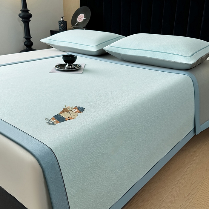 91家纺网 家纺一手货源 找家纺 全季家居 2025新款5A乙纶全PE绅士熊系列凉感软凉席席子 天蓝 床席