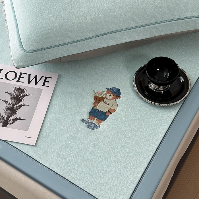 91家纺网 家纺一手货源 找家纺 全季家居 2025新款5A乙纶全PE绅士熊系列凉感软凉席席子 天蓝 床席