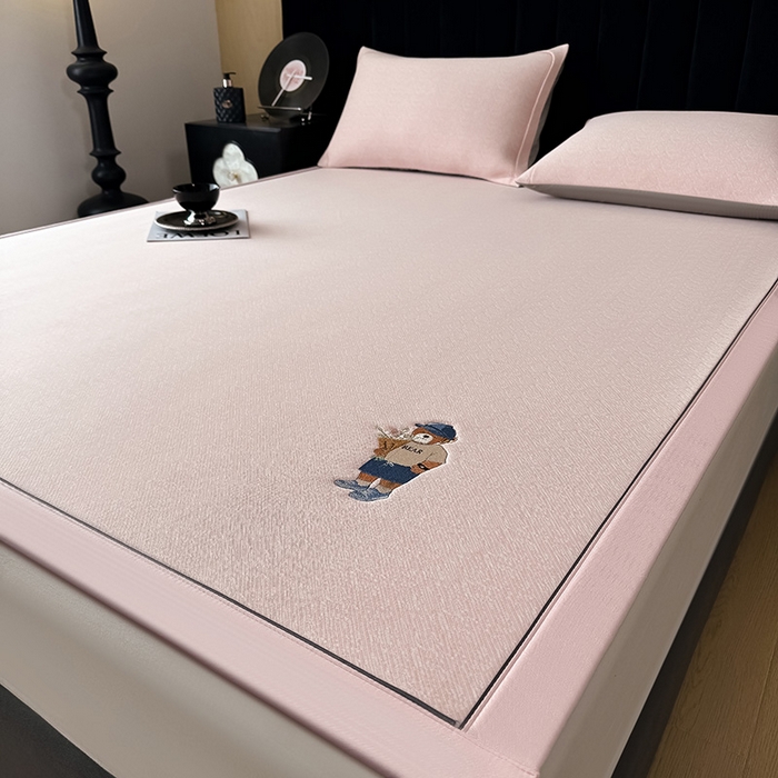 91家纺网 家纺一手货源 找家纺 全季家居 2025新款5A乙纶全PE绅士熊系列凉感软凉席席子 淡粉 床席