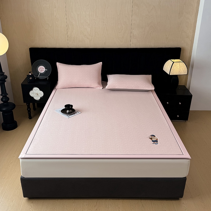 91家纺网 家纺一手货源 找家纺 全季家居 2025新款5A乙纶全PE绅士熊系列凉感软凉席席子 淡粉 床席