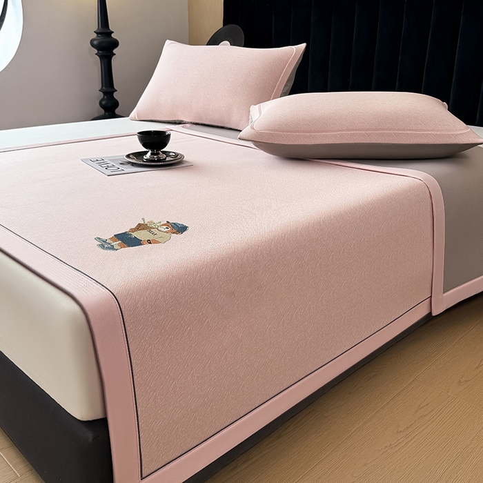 91家纺网 家纺一手货源 找家纺 全季家居 2025新款5A乙纶全PE绅士熊系列凉感软凉席席子 淡粉 床席