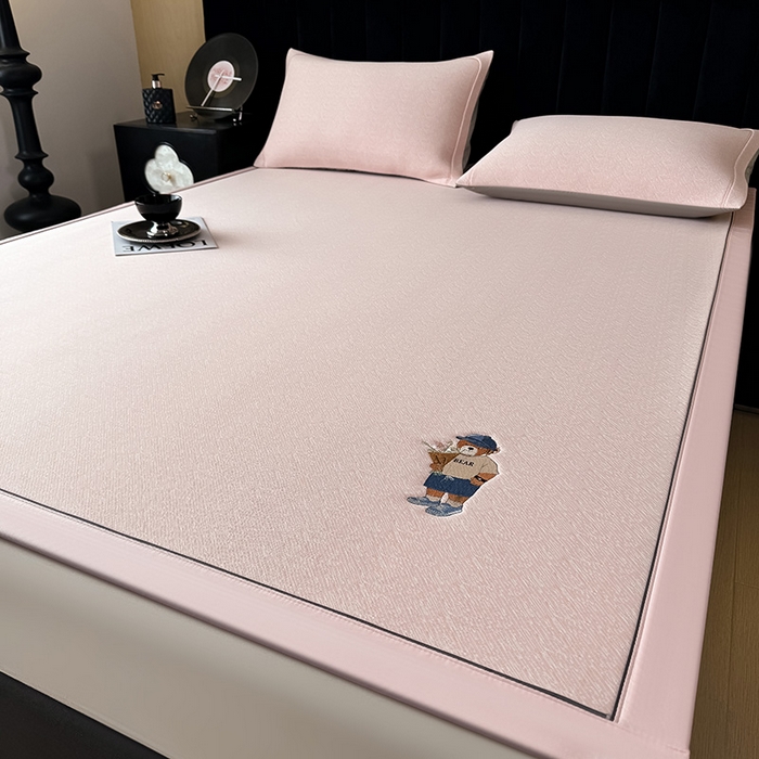 91家纺网 家纺一手货源 找家纺 全季家居 2025新款5A乙纶全PE绅士熊系列凉感软凉席席子 淡粉 床席