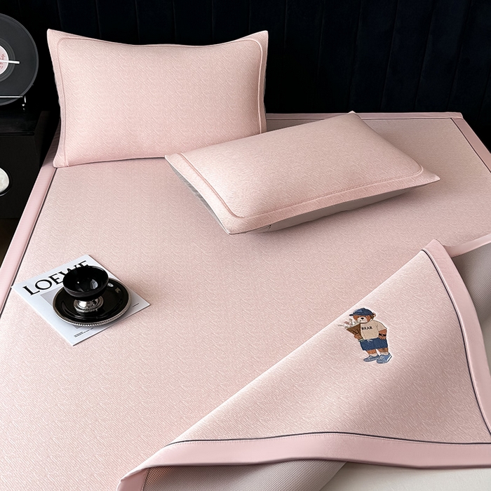 91家纺网 家纺一手货源 找家纺 全季家居 2025新款5A乙纶全PE绅士熊系列凉感软凉席席子 淡粉 床席