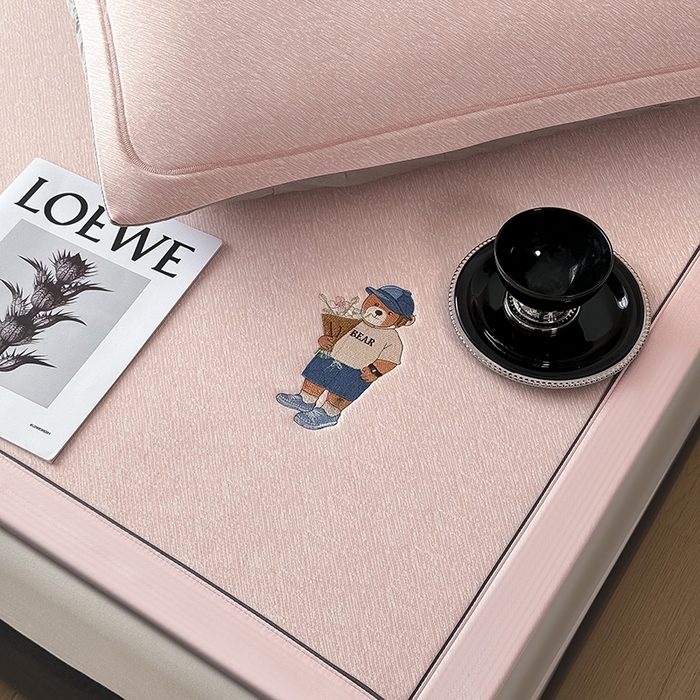 91家纺网 家纺一手货源 找家纺 全季家居 2025新款5A乙纶全PE绅士熊系列凉感软凉席席子 淡粉 床席