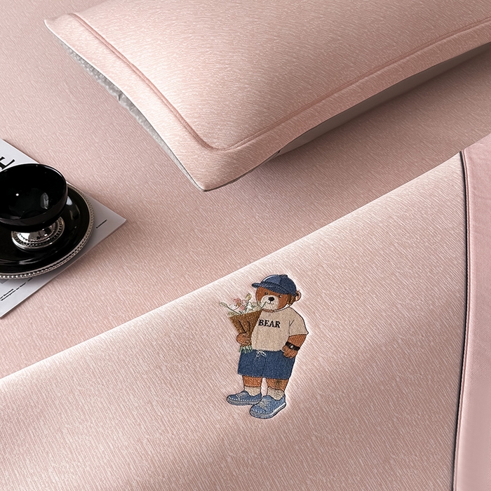 91家纺网 家纺一手货源 找家纺 全季家居 2025新款5A乙纶全PE绅士熊系列凉感软凉席席子 淡粉 床席