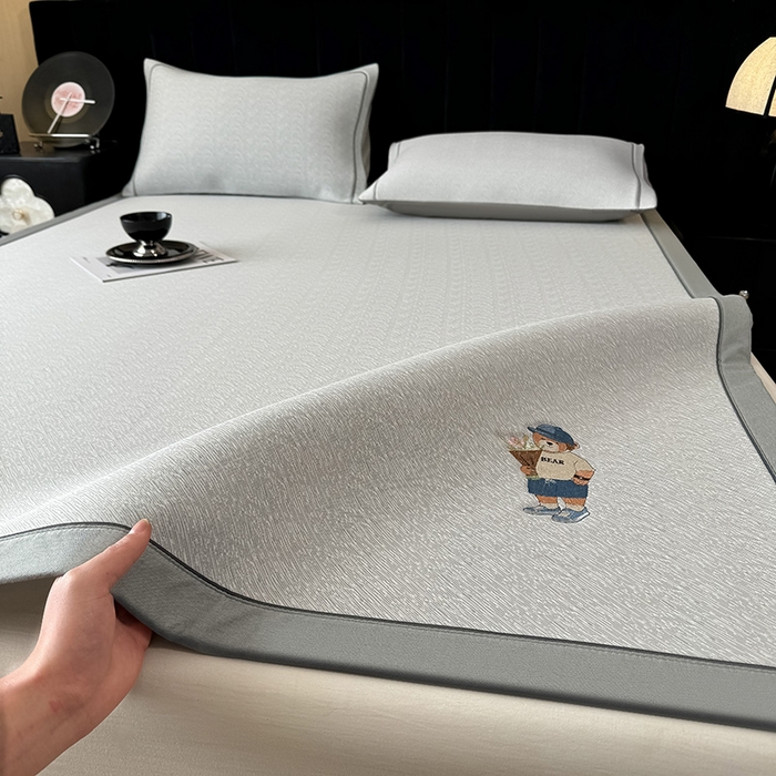 91家纺网 家纺一手货源 找家纺 全季家居 2025新款5A乙纶全PE绅士熊系列凉感软凉席席子 浅灰 床席